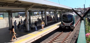 Marmaray’da raylara oturan yolcu trenin altında sıkıştı