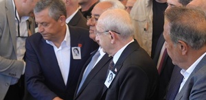 Olcay Baykal’ın cenazesinde Kılıçdaroğlu ve Özel yan yana geldi