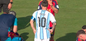 Maçın önüne geçen an Messi ağzını kapatarak konuşan Cucurella için kırmızı kart bekledi