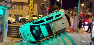 Otomobille çarpışan polis aracı yan yattı 2’si bekçi 3 yaralı
