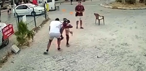 Sokakta çıkan tartışmada birbirini bıçakladılar