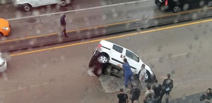 Ankara felç oldu Yol çöktü, araç çukura düştü