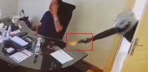 Görüntü Maalesef Türkiye’den Kapıyı açıp peş peşe tetiğe bastı