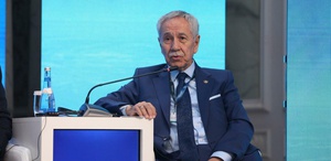 Arınç’tan Davutoğlu’na: “Bizim çizgimizde iki hoca vardır: Erbakan Hocamızdan sonra ikinci olarak da siz anılıyorsunuz“