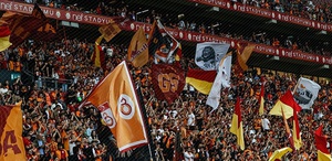 Galatasaray’da isyan Tribünler fena patladı