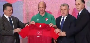 Anthony Taylor’a Milli Takım forması hediye edildi Herkes aynı detaya takıldı