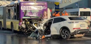 Otomobil İETT otobüsüne çarptı 3 kişi hayatını kaybetti