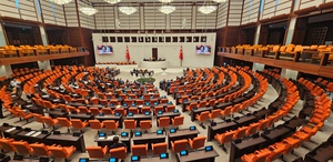 Meclis’te tansiyon yükseldi: İYİ Partili Turhan Çömez’in sözleri AK Parti sıralarını ayağa kaldırdı
