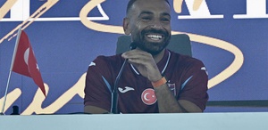 Salah yaklaşık 30 bin taraftarın önünde imzayı attı İşte taraftarlara mesajı