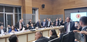 TBMM’de tansiyon yükseldi “Adil olacaksınız” diyerek Başkanlık Divanı’na yürüdü