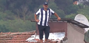 Bir Sarıyerspor taraftarı Muğlaspor maçını çatıdan takip etti