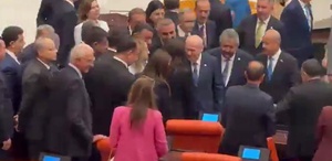 Bahçeli, çerçeve yasanın kabul edilmesinin ardından DEM Partili isimlerle tokalaştı