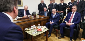 Bahçeli’den Kurtulmuş’a “Birliğin Gücü Milli İradenin Kararı“ temalı hediye