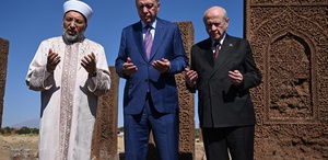Cumhurbaşkanı Erdoğan ve Devlet Bahçeli, Ahlat Selçuklu Kabristanı’nı ziyaret etti