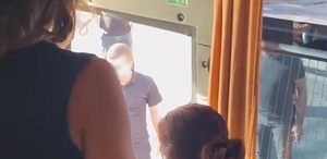 Diyarbakır’da korku dolu anlar Sağlık personelini taşıyan otobüsün önünü kesip camları yumrukladılar