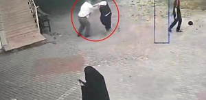 İmam ve müezzin cami kapısında tekme tokat kavga etti