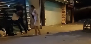 Görüntüleri de var Sokak ortasında kadından şaşırtan karar