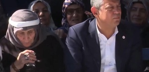 Vatandaş okuyup üflediği suyu Özgür Özel’e içirdi