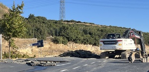 Başakşehir’de İSKİ’ye ait isale hattındaki borunun patlaması sonucu yolları su bastı