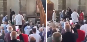 Camiye giren kadın cuma namazını karıştırdı