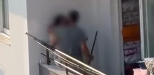 Balkonda kadına sopalı dehşet kamerada Çığlıkları böyle yankılandı