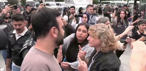 Adliye önünde toplanan LGBTİ’lere polis müdahalesi O anlar kamerada