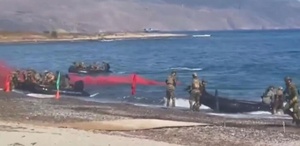 Atina’nın gövde gösterisi fiyaskoyla sonuçlandı: Tatbikatta çıkarma yapan Yunan askerleri denizin dibini boyladı