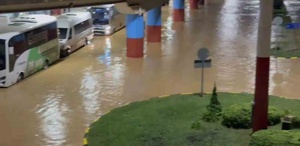 Trabzon’da şiddetli yağış yolları göle çevirdi, havalimanı otoparkı su altında kaldı
