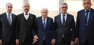 Bahçeli’nin makamında dikkat çeken buluşma Sarallar ve Şahinler kucaklaştı