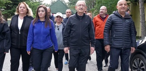 77 yaşındaki Kılıçdaroğlu’nun Abant yürüyüşü: Yanındaki gençlerden daha tempolu yürümesi dikkat çekti