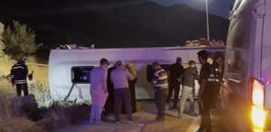 Gaziantep’te servis midibüsü ile otomobil çarpıştı: 5 ölü, çok sayıda yaralı var