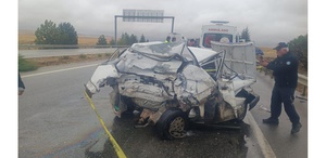 Eskişehir’de feci kaza: TIR’ın çarptığı otomobilde 2 kişi hayatını kaybetti