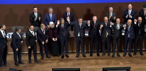 Cumhurbaşkanı Erdoğan, AK Parti’ye yeni katılan belediye başkanlarına rozetlerini taktı