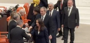 Genel Kurul’da dikkat çeken anlar DEM Partili vekiller tokalaşmak için sıraya girdi