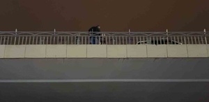 İntihar etmek için köprüye çıktı Polis 1 saat boyunca ikna etmeye çalıştı