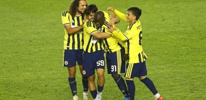 Fenerbahçe, 10 kişi kaldığı maçta 2 golle kazandı