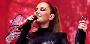 Merve Özbey sahneden inerken düştü Apar topar hastaneye kaldırıldı