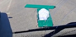 Seyir halindeki cenaze aracının kapağı açıldı Tabut yola düştü