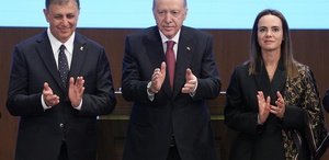 İzmir AK Parti’ye geçti Cemil Tugay’a rozetini Cumhurbaşkanı Erdoğan taktı