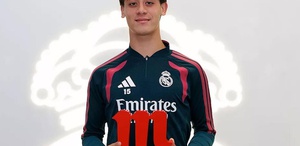 Real Madrid’de eylül ayının futbolcusu seçilen Arda Güler ödülünü aldı