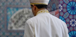 Namaz vaktinde camiye gelmeyen imam, cemaat tarafından mezarlıkta ölü bulundu