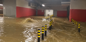 İstanbul’da lüks plazanın otoparkını su bastı Tepki gecikmedi