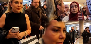 İsrailli kadına öfke büyüdü Dev alışveriş merkezi tahliye edildi