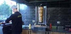 Ruhsat yok, iş yeri yok: Evlerinde döner yapıp satıyorlar