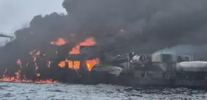 Petrol tankeri, yük gemisi ile çarpıştıktan sonra infilak etti