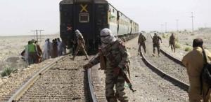 Pakistan’da tren saldırısı Militanlar 450 yolcuyu rehin aldı