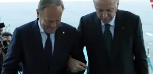 Polonya Başbakanı Tusk kırık ayakla Türkiye’ye geldi, Erdoğan koluna girdi