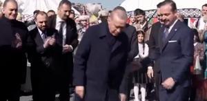 İstanbul’da nevruz kutlaması Cumhurbaşkanı Erdoğan, ateşi yakıp üzerinden atladı