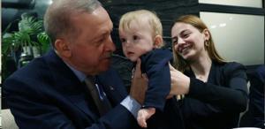 Cumhurbaşkanı Erdoğan bir kafede vatandaşlarla sohbet etti, çocukları sevdi