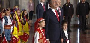 23 Nisan’ı coşkuyla kutlanıyor Bakan Tekin çocuklarla Anıtkabir’i ziyaret etti